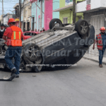 VEHÍCULO TERMINA LLANTAS ARRIBA TRAS FUERTE ACCIDENTE EN CHAMPOTÓN