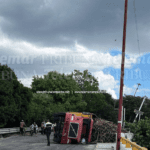 POR BACHE, VUELCA CAMIÓN CAÑERO EN CHAMPOTÓN