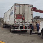 TRÁILER SE DESENGANCHA DE GRÚA Y TERMINA FUERA DE LA CARRETERA