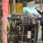 CHOFER DE UNA CAMIONETA CHOCA CONTRA VEHÍCULO ESTACIONADO Y VUELCA