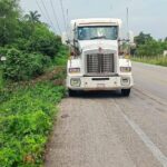TRÁILER CARGADO CON VARILLAS SE SALE DE LA CARRETERA Y DERRIBA POSTE DE ENERGÍA EN ATASTA
