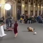  PERIODISTA CAE AL INTENTAR ATRAPAR BALÓN LANZADO POR SHEINBAUM