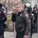MADRES BUSCADORAS SON RECIBIDAS POR GRANADEROS DURANTE PROTESTA EN EXHIBICIÓN DEL TROFEO MUNDIALISTA