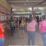 PADRES DE FAMILIA EXIGEN QUE NO RETIREN A MAESTRA A DÍAS DE CONCLUIR EL CICLO ESCOLAR