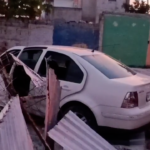 JETTA SE ESTRELLA CONTRA LAVADERO Y CONDUCTOR ESCAPA EN TAXI