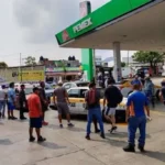 MAESTROS DE LA CNTE TOMAN GASOLINERAS Y REGALAN COMBUSTIBLE EN CHIAPAS