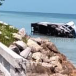 TRÁILER TERMINA EN EL MAR TRAS CHOCAR CON AUTOBÚS ADO