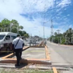 VECINOS BLOQUEAN PUENTE EN TIERRA Y LIBERTAD PARA EXIGIR A LA CFE QUE PONGA FIN A LOS CONTINUOS APAGONES