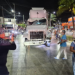 TRAILERO CHOCA CONTRA AUTO, CAMIONETA, 3 MOTOS ESTACIONADAS Y FACHADAS DE HOTEL Y PANADERÍA, Y DESATA PERSECUCIÓN PARA SER DETENIDO