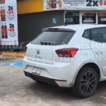 ABANDONAN AUTO CON HUELLA DE CHOQUE FRENTE A TIENDA DE CONVENIENCIA