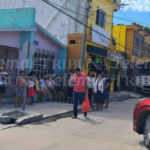 ¡HARTOS DE LOS APAGONES!, VECINOS BLOQUEAN CALLE EN LA COLONIA OBRERA