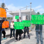 TERCERA PROTESTA CONTRA PROTEXTA POR FALTA DE PAGO DESDE HACE MÁS DE 2 AÑOS; BLOQUEAN ACCESO A INSTALACIONES