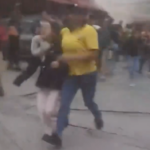 HOMBRE BUSCA A SU MADRE ENTRE LOS ESCOMBROS TRAS SISMO EN VENEZUELA
