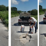 ANTE INDIFERENCIA DE AUTORIDADES, TAXISTA BACHEA LA CARRETERA ESTATAL ESCÁRCEGA-CANDELARIA PARA PREVENIR ACCIDENTES