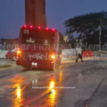 VEHÍCULO DE LA FGR Y UN CAMIÓN KO’OX SE “ATORAN” EN OBRAS DEL ACUEDUCTO EN LA NACOZARI