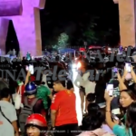 A PIE, EN MOTOS, TRICICLOS Y AUTOS, CALKINIENSES CELEBRARON ANOCHE EN EL ARCO MAYA LA VICTORIA DE LA SELECCIÓN MEXICANA