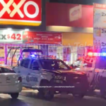 PERSONA ENCAPUCHADA Y CON ARMA BLANCA ASALTA TIENDA DE CONVENIENCIA; ¿Y LA MEJOR POLICÍA DEL PAÍS?