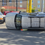 CHOQUE ENTRE CAMIONETAS TERMINA EN VOLCADURA FRENTE A PLAZA REAL; DOS LESIONADOS