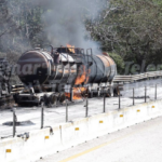 CIERRAN AUTOPISTA CAMPECHE – CHAMPOTÓN POR INCENDIO DE TRAILER QUE TRANSPORTABA MATERIAL COMBUSTIBLE