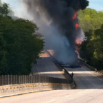 INCENDIO POR CHOQUE ENTRE PIPA Y TRÁILER PARALIZA LA AUTOPISTA CAMPECHE-CHAMPOTÓN
