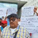 ¿DÓNDE ESTÁN LOS 13 MILLONES DE LITROS DE GASOLINA QUE MANDÓ PEMEX PARA RIBEREÑOS?; SE PLANTAN PESCADORES EN PALACIO Y EXIGEN DIÁLOGO