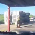 CAMIÓN DE PAQUETERÍA VUELCA EN LA CARRETERA CARMEN – CAMPECHE CERCA DE PUNTA XEN