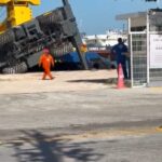 COLAPSA GRÚA DE CICSA EN EL PUERTO PESQUERO DE CARMEN Y MOVILIZA A CUERPOS DE EMERGENCIA; HABRÍA PERSONAS HERIDAS