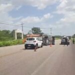 VOLCADURA EN LA CARRETERA CAMPECHE – CARMEN TRAS EXPLOSIÓN DE LLANTA