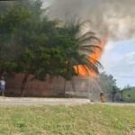 INCENDIO CONSUME PALAPA DE HOTEL EN CANDELARIA; CORTOCIRCUITO SERÍA LA CAUSA