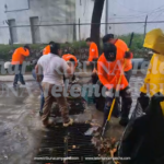 BRIGADAS DEL AYUNTAMIENTO RETIRAN BASURA DE REJILLAS Y CALLES DE FLOR DE LIMÓN PARA EL RÁPIDO DESALOJO DE AGUA PLUVIAL