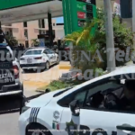 PATRULLAS ABARROTAN GASOLINERA PARA CARGAR COMBUSTIBLE