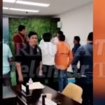 VIDEO EXHIBE TENSIÓN EN CABILDO DE CARMEN POR REUNIÓN CON EXCANDIDATO DE MC