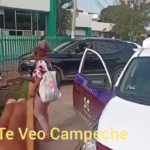 FRENTE AL IMSS CENTRO, POR CULPA DE AUTOMOVILISTAS TIENEN QUE CARGAR A MUJER CON DISCAPACIDAD PARA QUE ABORDE UN TAXI